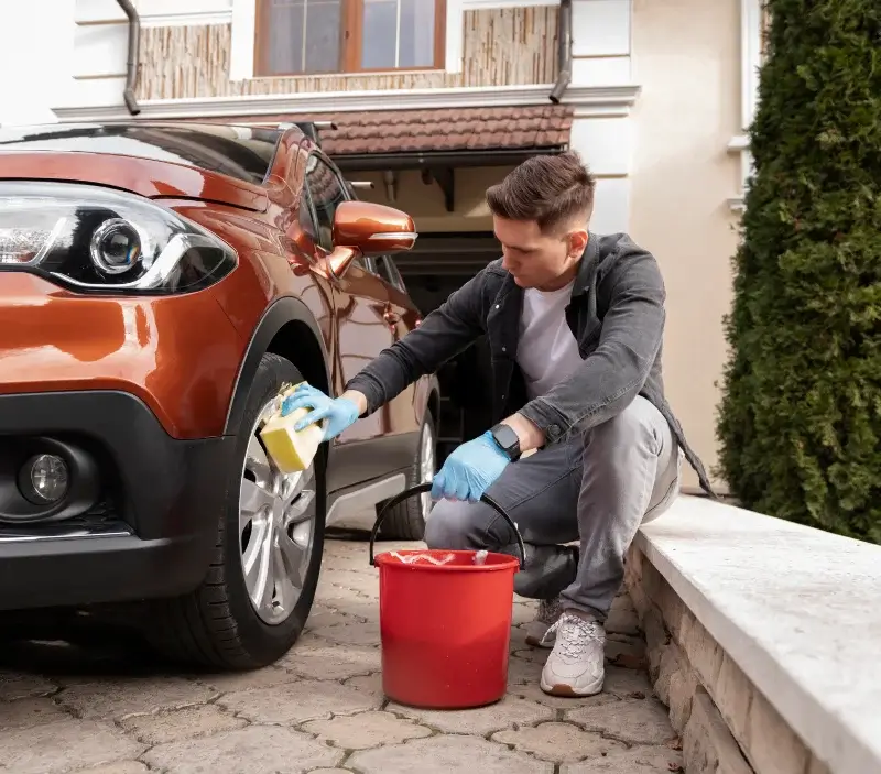 Lavage auto à domicile Saint-Geniez : professionnel intervenant sur un véhicule